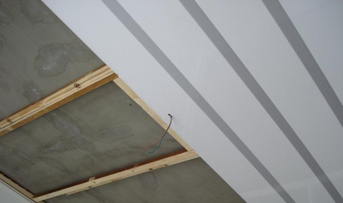 Монтаж потолка на деревянный каркас